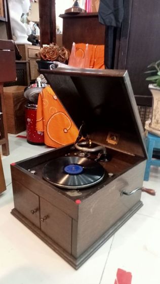 เครื่องเล่นแผ่นเสียงไขลาน His Master's Voice (HMV) สภาพดี ใช้งานได้  12000บาท