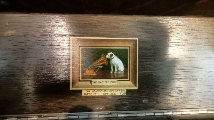 เครื่องเล่นแผ่นเสียงไขลาน His Master's Voice (HMV) สภาพดี ใช้งานได้  12000บาท รูปที่ 3