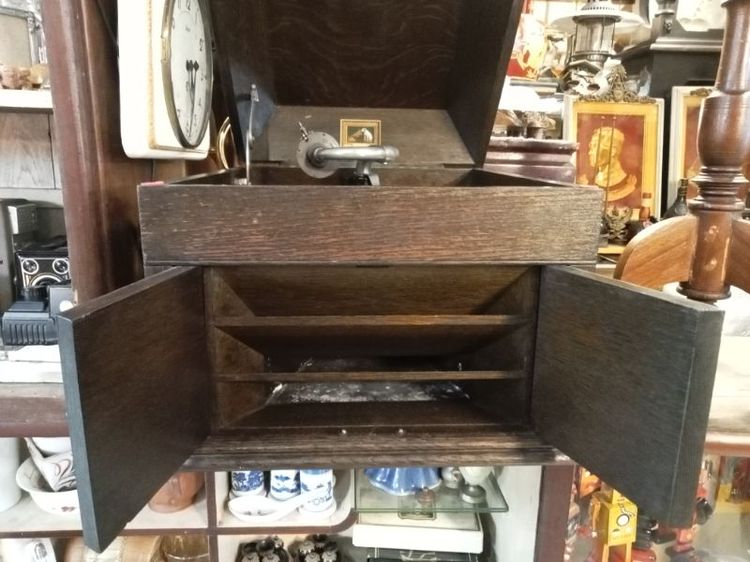 เครื่องเล่นแผ่นเสียงไขลาน His Master's Voice (HMV) สภาพดี ใช้งานได้  12000บาท รูปที่ 6