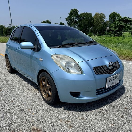 รถ Toyota Yaris 1.5 E สี ฟ้า