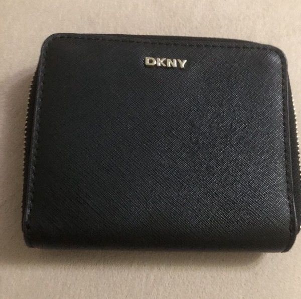 กระเป๋าสตางค์ DKNY