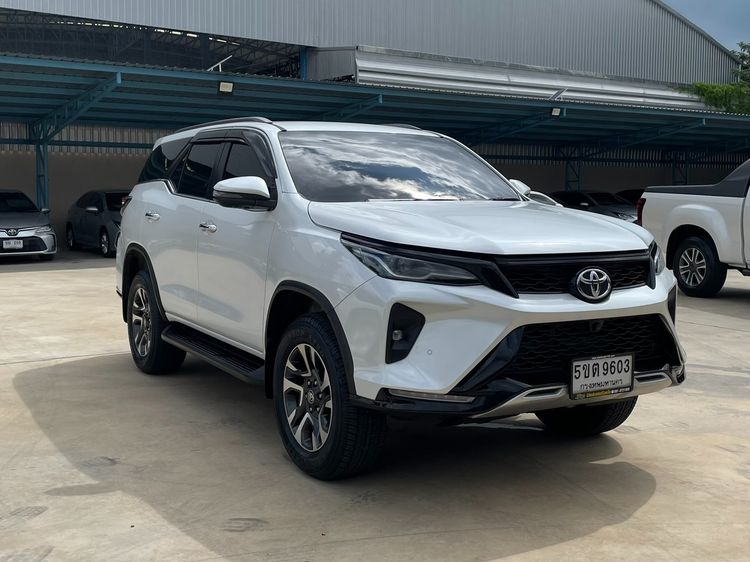 Toyota Fortuner 2023 2.4 Leader V Utility-car ดีเซล ไม่ติดแก๊ส เกียร์อัตโนมัติ ขาว รูปที่ 3
