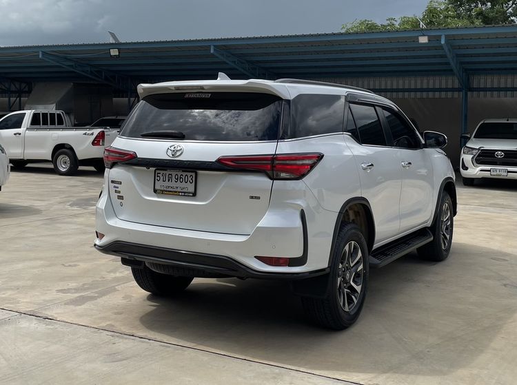 Toyota Fortuner 2023 2.4 Leader V Utility-car ดีเซล ไม่ติดแก๊ส เกียร์อัตโนมัติ ขาว รูปที่ 2