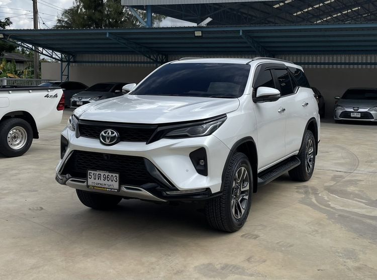 Toyota Fortuner 2023 2.4 Leader V Utility-car ดีเซล ไม่ติดแก๊ส เกียร์อัตโนมัติ ขาว