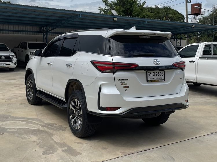 Toyota Fortuner 2023 2.4 Leader V Utility-car ดีเซล ไม่ติดแก๊ส เกียร์อัตโนมัติ ขาว รูปที่ 4