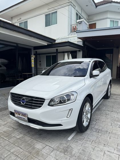 รถ Volvo XC60 2.0 D4 สี ขาว