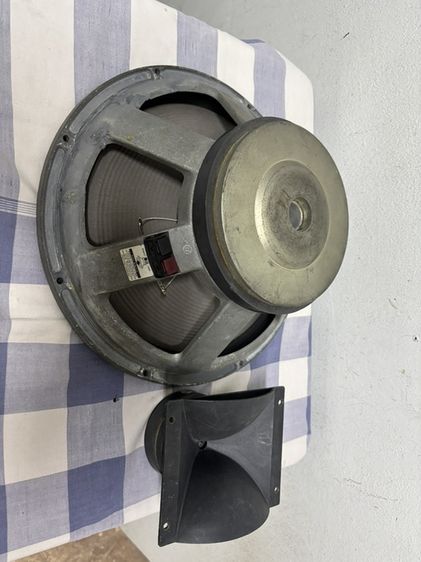 ลำโพง JBL 15  นิ้วยกผ้าใหม่วอยซ์เดิมมีรอยที่โครงแต่ซ่อมแล้วไม่มึผลต่อเสียงพร้อมเสียงแหลมใช้งานปกติเก็บไว้ไม่ได้ใช้ขายถูกค รับ