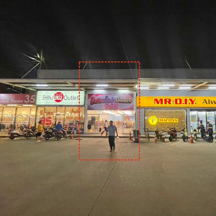 พื้นที่/ร้านขายสินค้า ปล่อยเซ้ง โกดังเสื้อผ้ามือสอง ตลาดโรงเกลือนวนคร ติด DIY  อยู่ปากทางเข้าตลาด คนเดินผ่านตลอดวัน