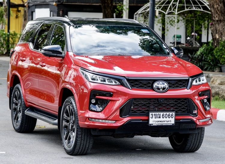 รถ Toyota Fortuner 2.8 V TRD Sportivo Black Top 4WD สี แดง