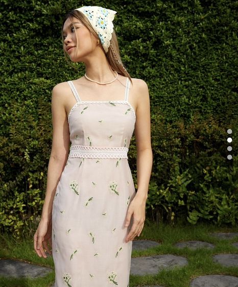 เดรสยาว Pomelo ปักลายดอกไม้ สีชมพู Embroidered Flower Midi Dress - Pink รูปที่ 5