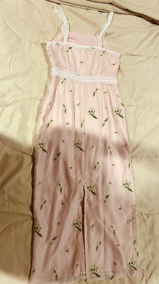 เดรสยาว Pomelo ปักลายดอกไม้ สีชมพู Embroidered Flower Midi Dress - Pink รูปที่ 2