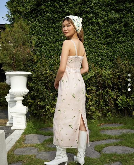 เดรสยาว Pomelo ปักลายดอกไม้ สีชมพู Embroidered Flower Midi Dress - Pink รูปที่ 8