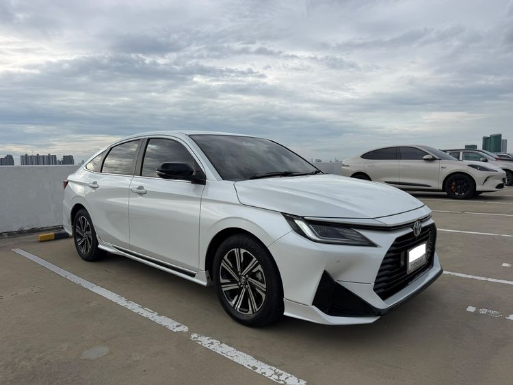 รถ Toyota Yaris ATIV 1.2 Premium Luxury สี ขาว