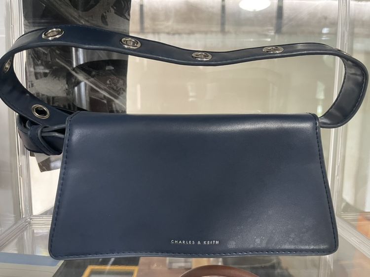 : Charles & Keith.สี: น้ำเงินเข้ม (Navy Blue).