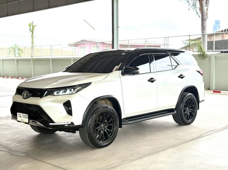 รถ Toyota Fortuner 2.4 Legender Black Top สี ขาว