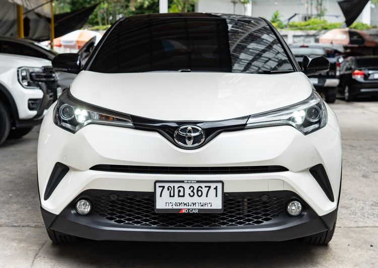 รถ Toyota C-HR 1.8 Mid สี ขาว