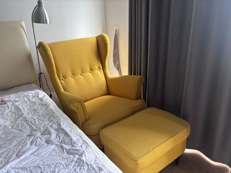 ikea เก้าอี้นวมวิงแชร์และสตูลวางเท้า สีเหลือง สภาพ 99%