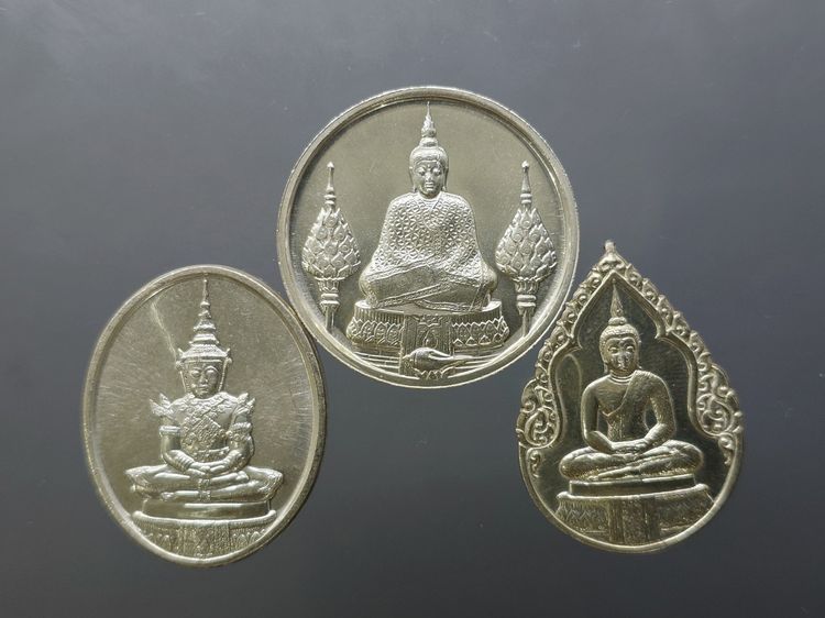 เหรียญพระแก้วมรกต ภปร รุ่นแรก ชุด 3 ฤดู เนื้อเงิน ฉลองกรุงรัตนโกสินทร์ 200 ปี พ.ศ.2525 พร้อมกล่อง รูปที่ 2