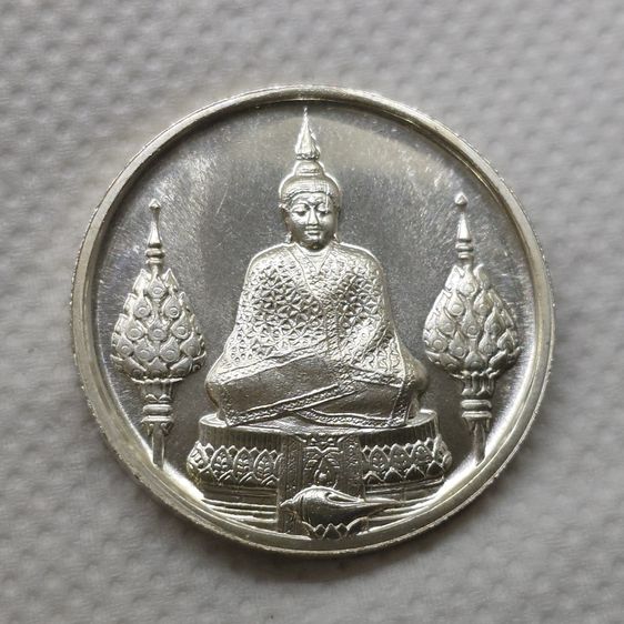 เหรียญพระแก้วมรกต ภปร รุ่นแรก ชุด 3 ฤดู เนื้อเงิน ฉลองกรุงรัตนโกสินทร์ 200 ปี พ.ศ.2525 พร้อมกล่อง รูปที่ 4