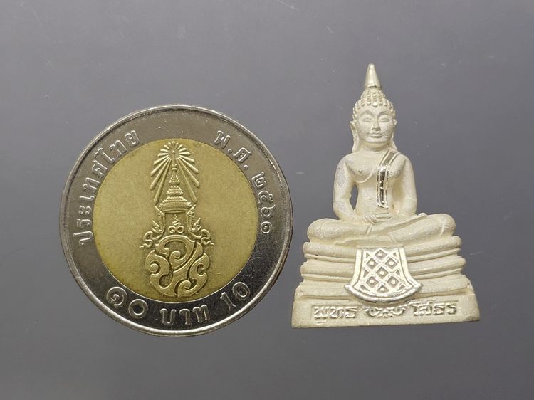 พระพุทธโสธร รุ่นสร้างพระอุโบสถ พิมพ์ใหญ่ เนื้อเงินขัดเงาบางส่วน วัดโสธรวรารามวรวิหาร พ.ศ.2539 พร้อมกล่องเดิม รูปที่ 8