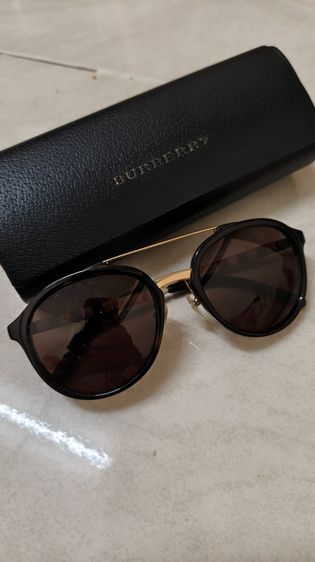 แว่นตากันแดด แว่นกันแดด Burberry มือสองพร้อมกล่องแท้ 