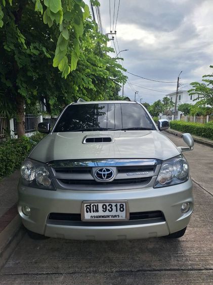 รถ Toyota Fortuner 3.0 V 4WD สี บรอนซ์ทอง