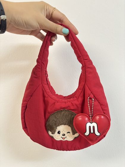 หญิง แดง ส่งต่อ.￼X.Monchhichi x MINISO กระเป๋าสะพายไหล่ ตัวดัง🔥 ผ้านุ่มนิ่ม ลายการ์ตูน ปักลาย+พวงกุญแจ ของแท้💯