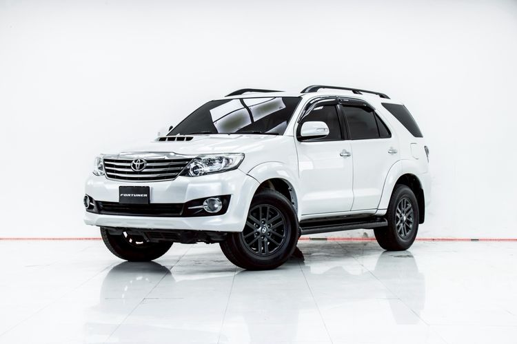 รถ Toyota Fortuner 3.0 V สี ขาว
