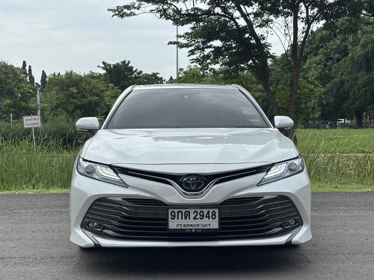 รถ Toyota Camry 2.5 HEV Premium สี ขาว