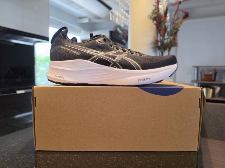 รองเท้าวิ่ง ผู้ชาย ดำ ASICS GEL-KAYANO 32 (Men) สี Black/White ไซส์ 10US/28CM ของใหม่ป้ายห้อย