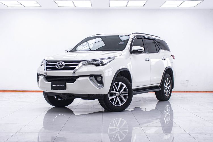 รถ Toyota Fortuner 2.4 V สี ขาว