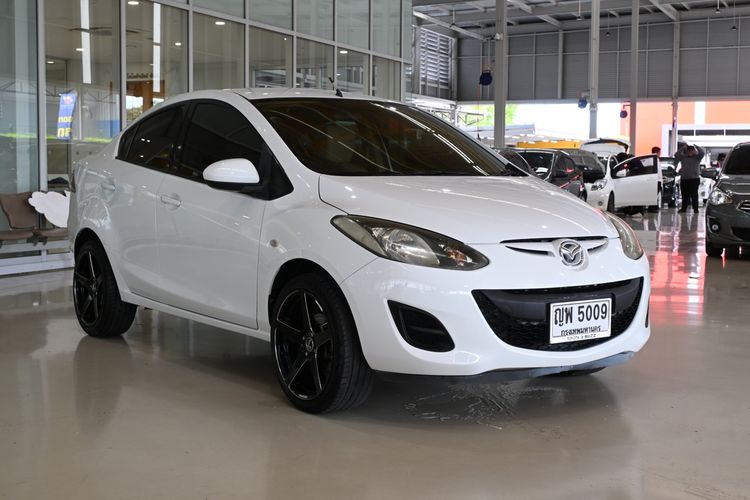 รถ Mazda Mazda 2 1.5 Elegance Groove สี ขาว