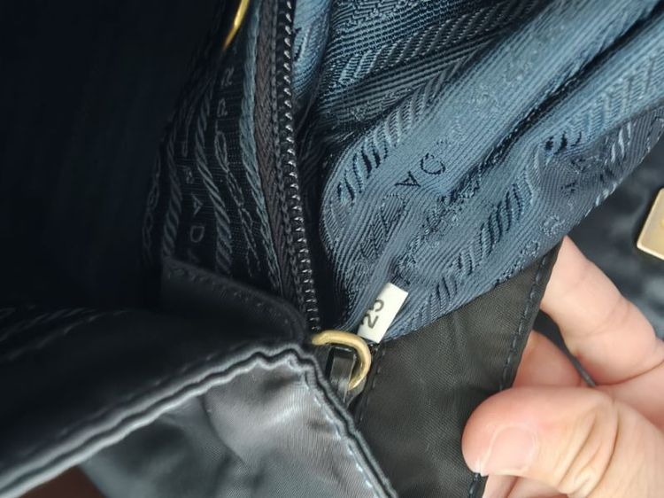 Vintage Prada Nylon Metal Handle Handbag รูปที่ 11