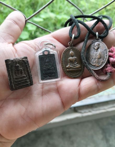 พระเครื่องบ้านๆจากหิ้งขายเหมายกชุดครับ