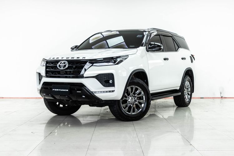 รถ Toyota Fortuner 2.4 V สี ขาว
