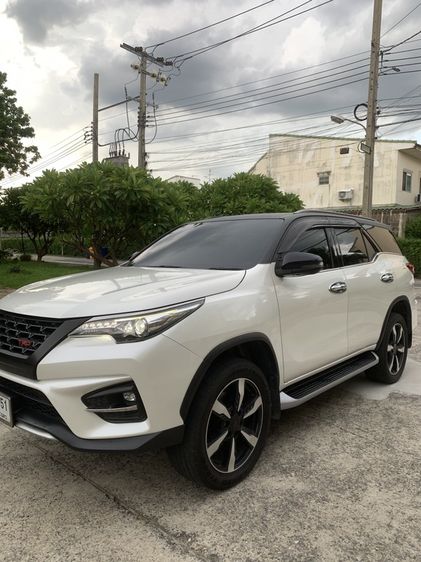 รถ Toyota Fortuner 2.8 TRD Sportivo 4WD สี ขาว