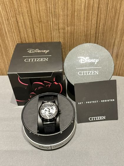 นาฬิกาข้อมือผู้ชาย Citizen Disney Mickey Mouse รุ่น FE7065-52W โดดเด่นด้วยหน้าปัดสีดำพร้อมลายมิกกี้เมาส์และสายสแตนเลสแบบตาข่าย