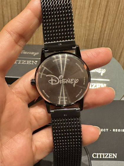 นาฬิกาข้อมือผู้ชาย Citizen Disney Mickey Mouse รุ่น FE7065-52W โดดเด่นด้วยหน้าปัดสีดำพร้อมลายมิกกี้เมาส์และสายสแตนเลสแบบตาข่าย รูปที่ 5