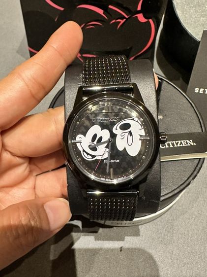 นาฬิกาข้อมือผู้ชาย Citizen Disney Mickey Mouse รุ่น FE7065-52W โดดเด่นด้วยหน้าปัดสีดำพร้อมลายมิกกี้เมาส์และสายสแตนเลสแบบตาข่าย รูปที่ 3