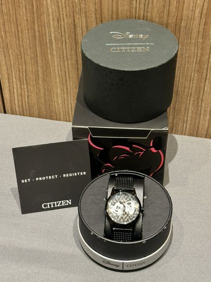 นาฬิกาข้อมือผู้ชาย Citizen Disney Mickey Mouse รุ่น FE7065-52W โดดเด่นด้วยหน้าปัดสีดำพร้อมลายมิกกี้เมาส์และสายสแตนเลสแบบตาข่าย รูปที่ 2