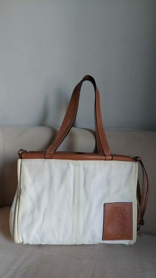 กระเป๋า Loewe ทรงถือ