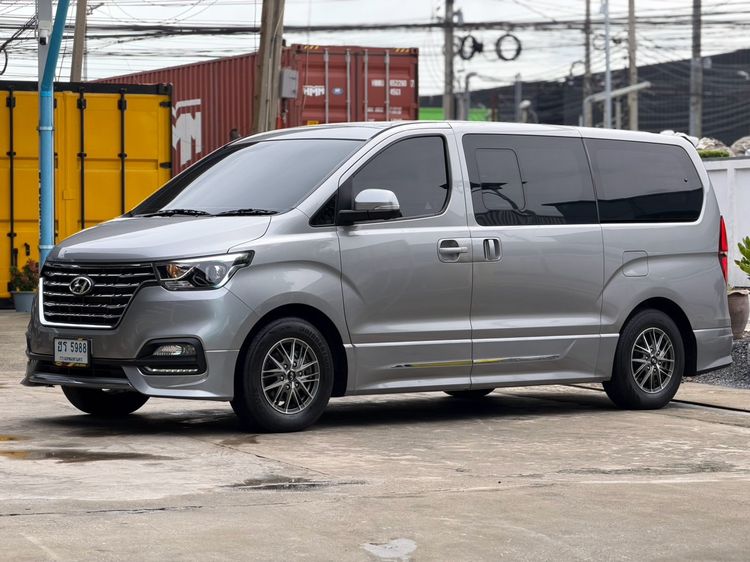 รถ Hyundai H-1  2.5 Deluxe สี เทา