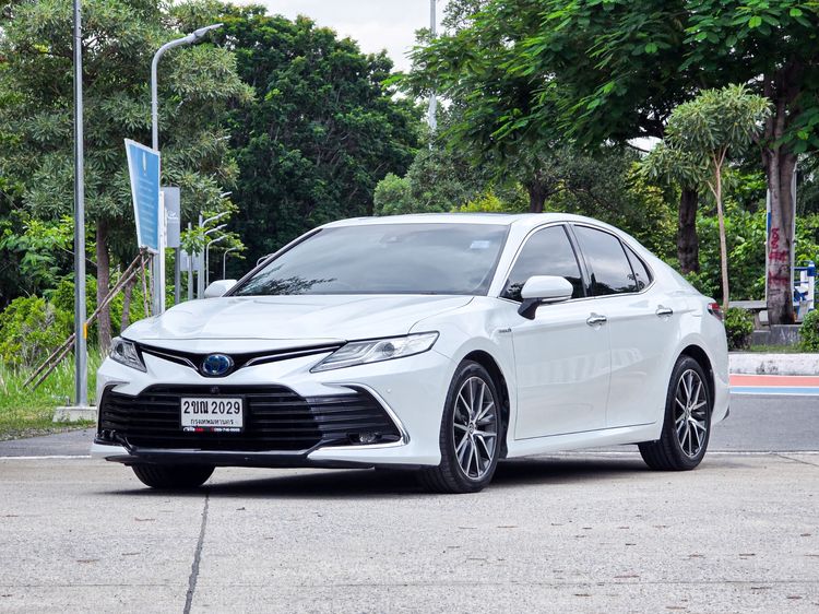 รถ Toyota Camry 2.5 HEV Premium Luxury สี ขาว