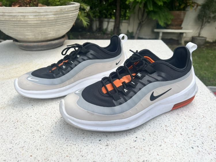 รองเท้าผ้าใบ ขาว รองเท้ากีฬาไนกี้ Nike ของใหม่ ซื้อมาหลายปี ไม่เคยใช้งานเลย สภาพ 99% (ราคาตอนซื้อ 4,800)
