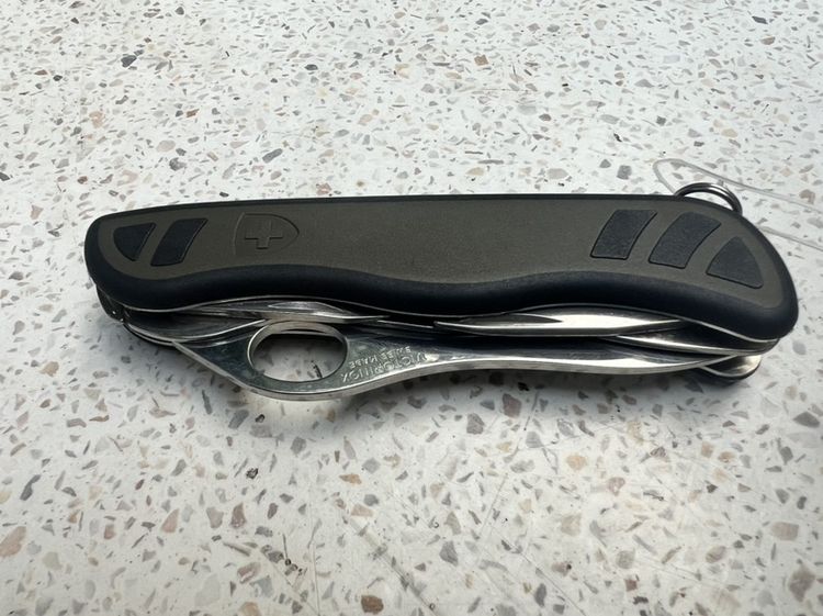 มีดสวิส VICTORINOX มีดพับ มีดพกเอนกประสงค์ของแท้100% ไม่เคยใช้งาน เคยเป็นตัวแทนจำหน่าย ต้องการเคลียร์สต๊อก (ราคาขายในห้าง 2,500)