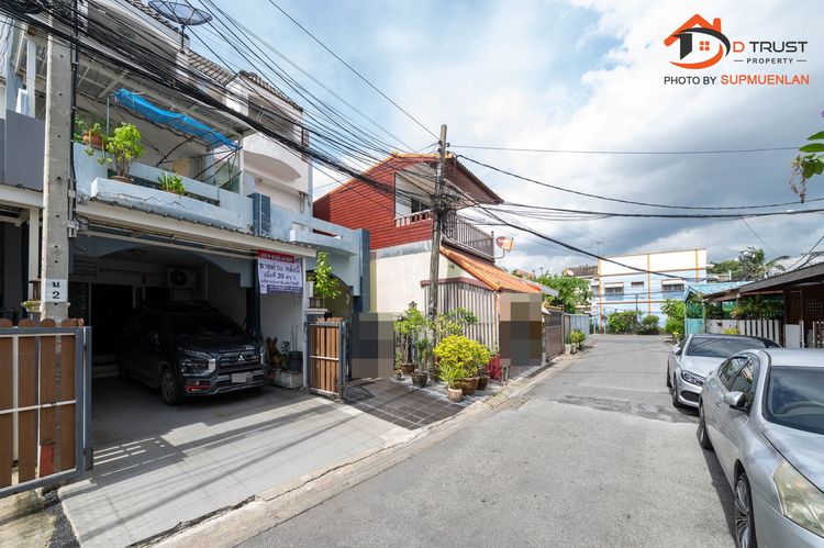 มีบางส่วน ขาย ทาวน์เฮ้าส์ 3 ชั้น 20ตร.ว. ซอยวัดเวฬุวนาราม 12 เเยกซอยเทพประทาน 9 ( ดอนเมือง ) 4นอน ราคาไม่เเพง รูปที่ 2