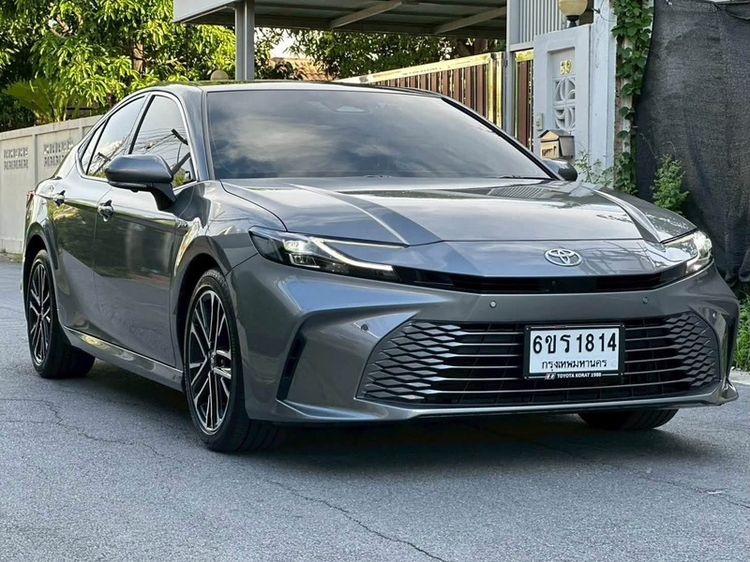 Toyota Camry 2025 2.5 Hybrid Premium Luxury Sedan ปลั๊กอินไฮบริด (PHEV) ไม่ติดแก๊ส เกียร์อัตโนมัติ เทา รูปที่ 2