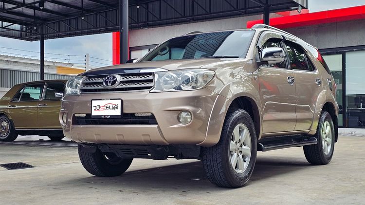 รถ Toyota Fortuner 2.7 V สี น้ำตาล