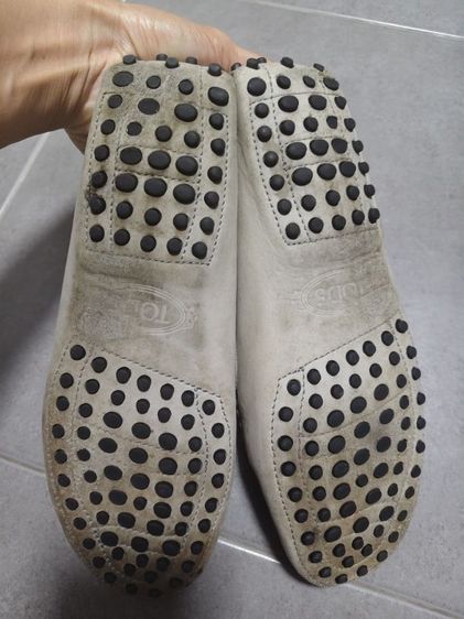ขายรองเท้า Tod's สีเทา เบอร์38 มือสอง มีตำหนิตามรูปค่ะ รูปที่ 6