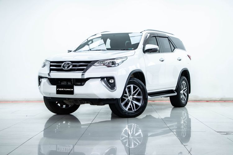 รถ Toyota Fortuner 2.4 V สี ขาว